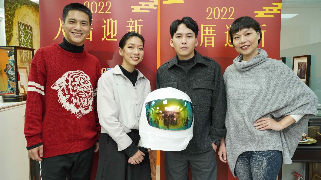 《星空男孩》演員李冠毅、陳妤、巫建和、黃舒湄祝賀青睞影視搬新家。(圖/青睞影視提供)