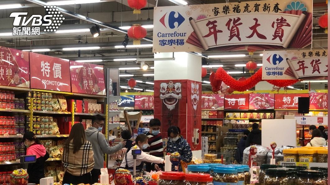 量販店擺出年貨大街。(圖/TVBS)