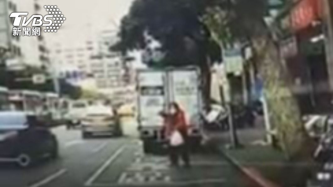「看她坐椅子上」!7旬婦疑為攔公車起身 遭貨車倒車撞輾亡