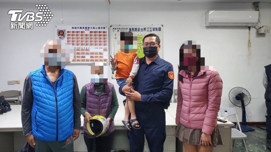男童平安與家人團聚。(圖/警方提供)