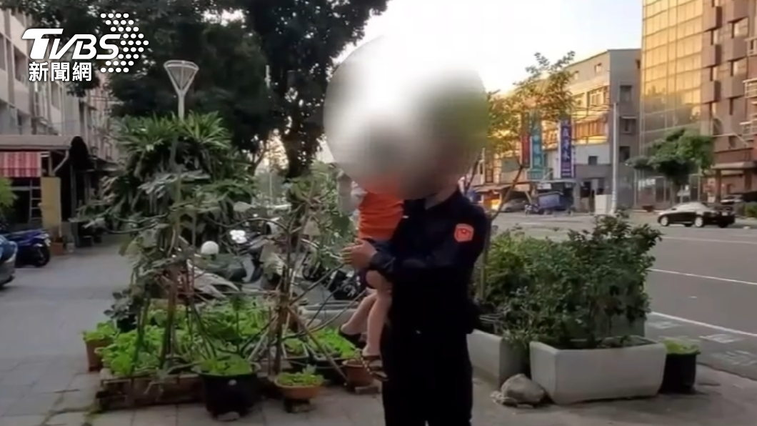 男童見不著阿公焦急大哭,警察一把抱起安撫。(圖/警方提供)