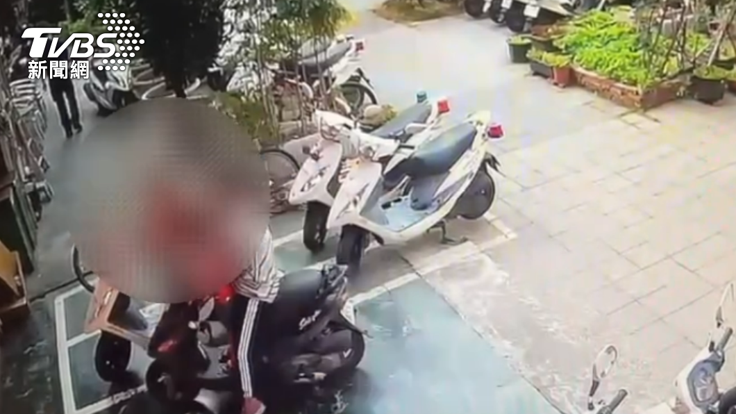 好心婦人載男童至派出所報案。(圖/警方提供)