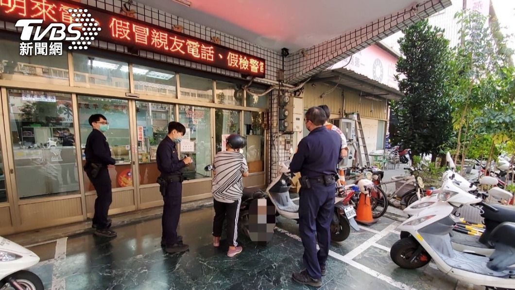 男童見不著阿公焦急大哭,警察一把抱起安撫。(圖/警方提供)