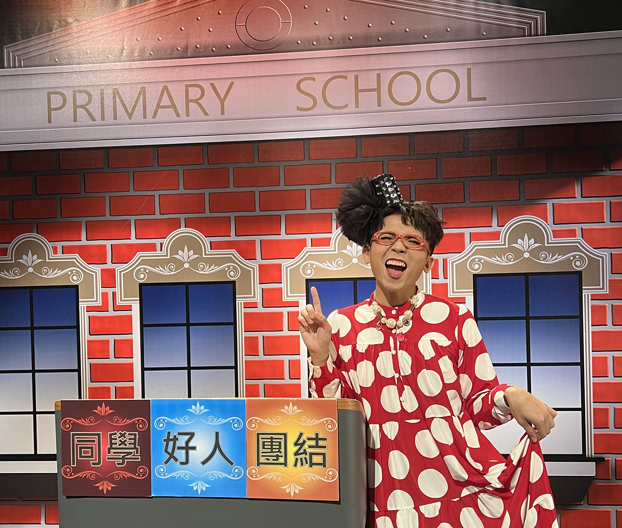 黃豪平模仿張小燕在《百萬小學堂》中的模樣。(圖/台視提供)