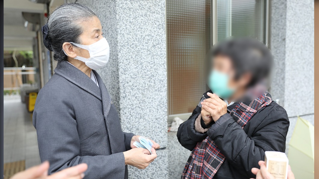 太有愛!花蓮慈院送愛心物資 街友反捐千元做愛心