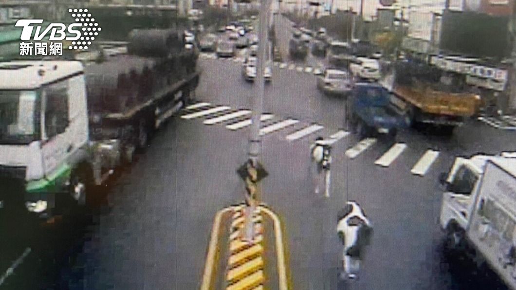 台中驚見2匹脫韁駿馬在車道奔跑,民眾嚇壞報警。(圖/警方提供)