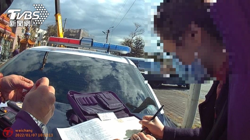 2匹脫韁駿馬在車道奔跑,飼主挨罰。(圖/警方提供)