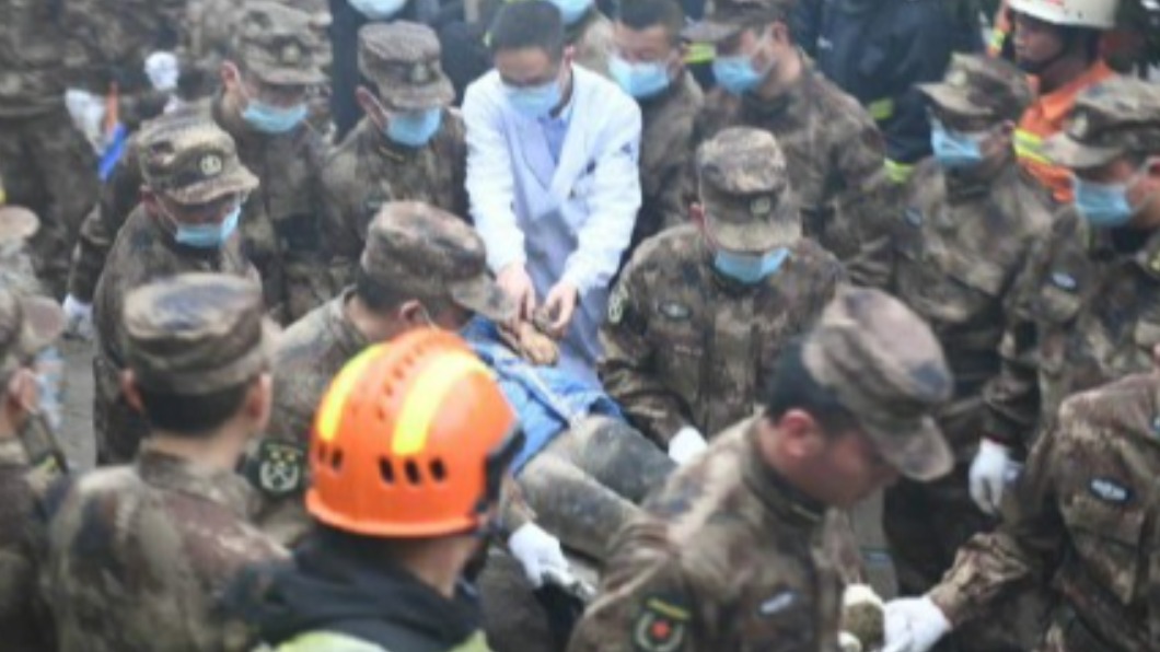 當地醫院透露目前12人被救起送醫,2人不治身亡。(圖/翻攝自微博)