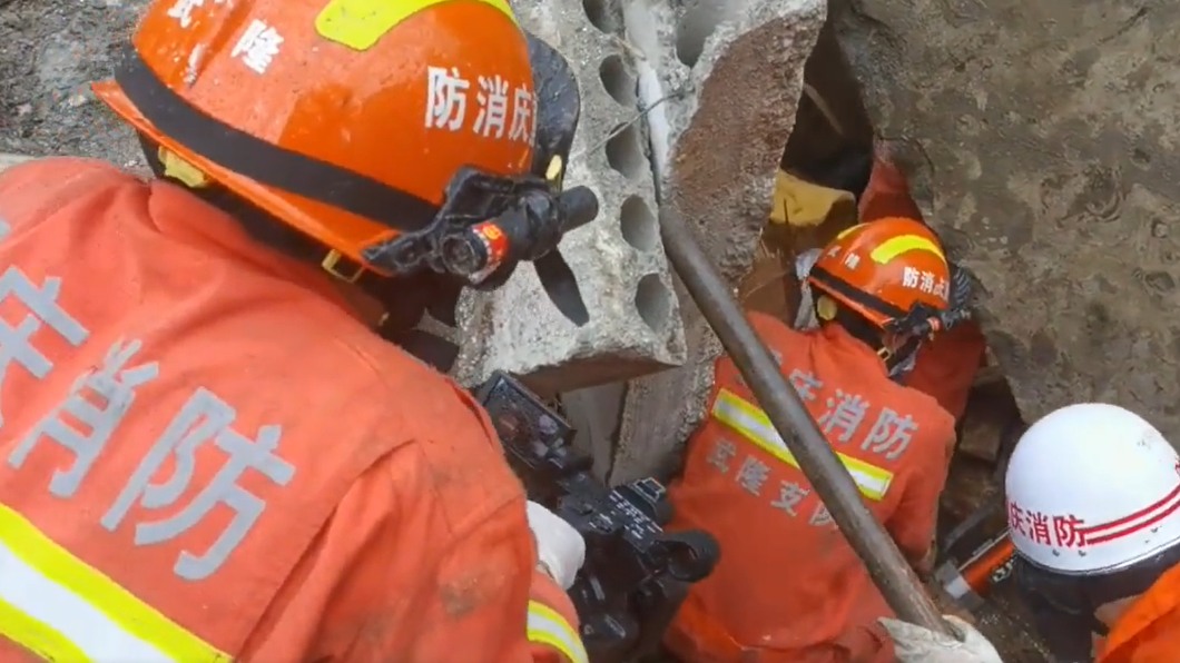消防當局派遣數百人力前往救災。(圖/翻攝自微博)