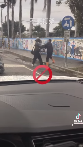 兩男子顧著打架，機車就倒在停等區。（圖／翻攝自爆料公社公開版）