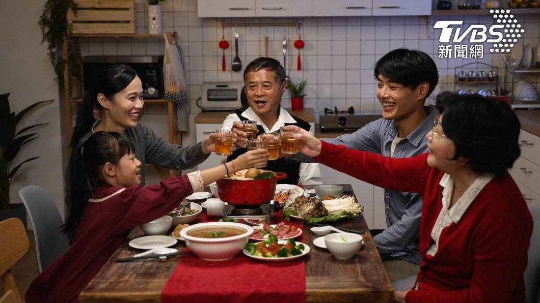 農曆新年將至,不少異鄉遊子期待著能趁著春節連假返鄉與家人團聚。(示意圖/shutterstock達志影像)