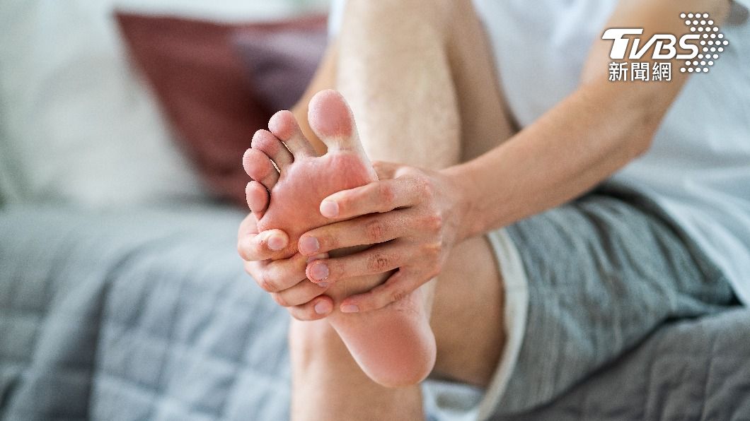 半夜腳抽筋,醫師分析和9原因有關。(示意圖/shutterstock達志影像)