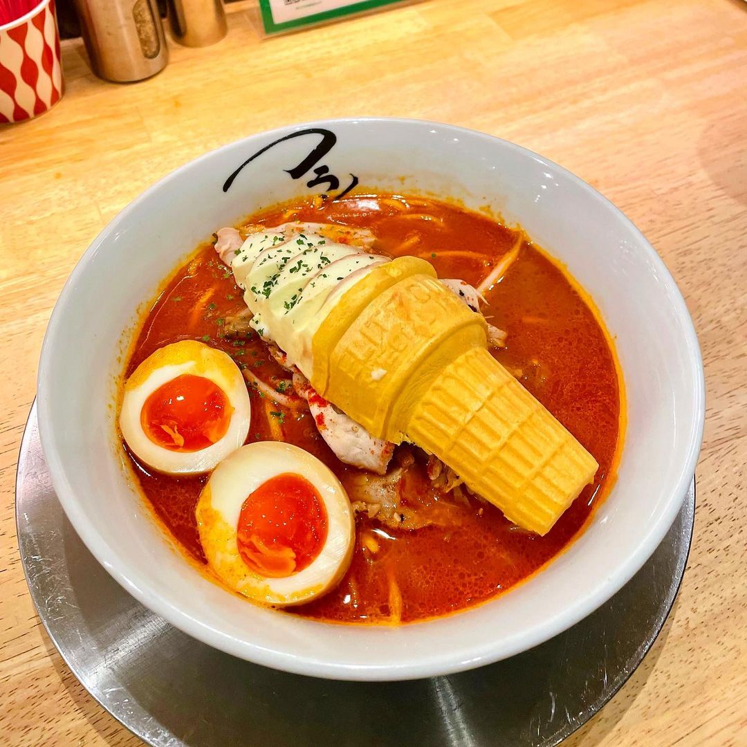 日本店家推出「冰淇淋辣味噌拉麵」。(圖/翻攝自@franken0705 IG)