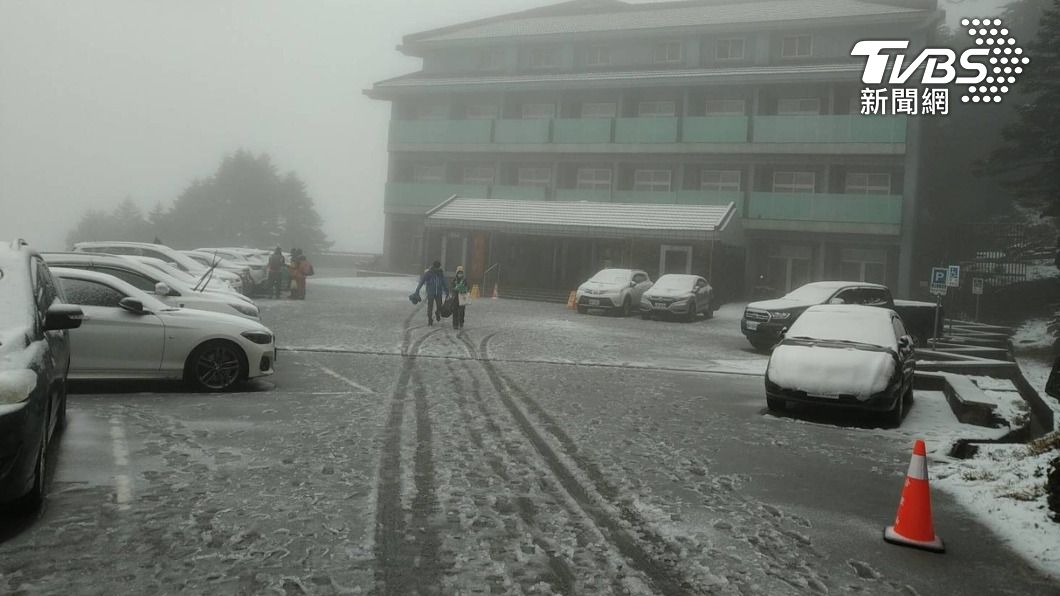 山頭如灑糖霜!合歡山今清晨降雪霰 追雪車輛須加掛雪鍊