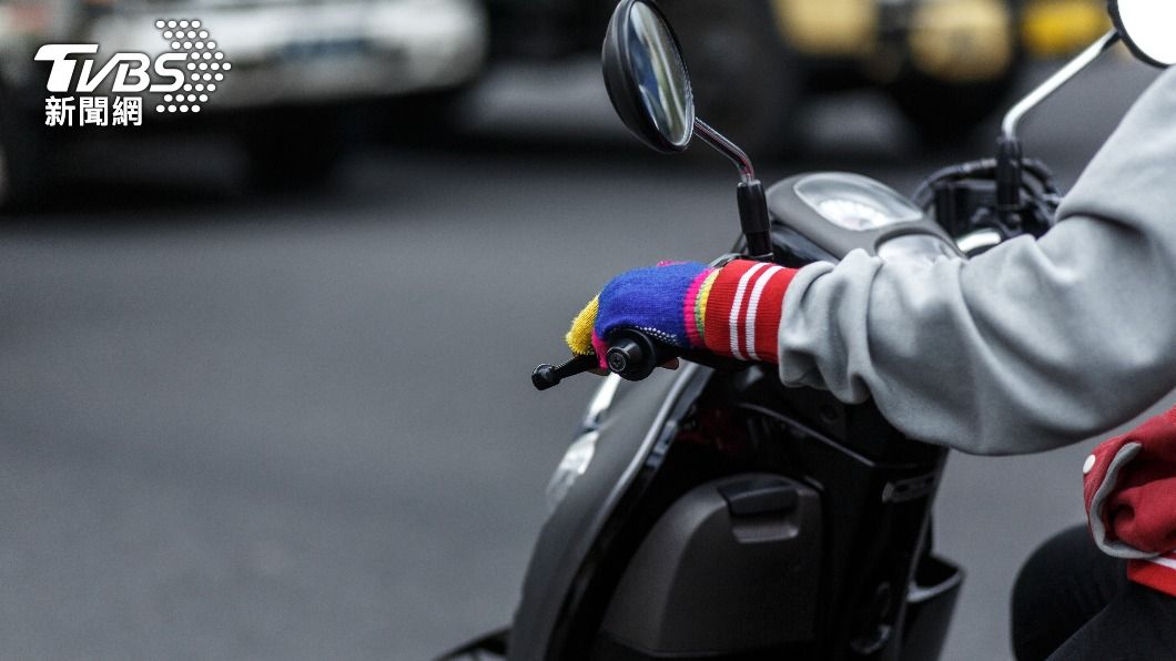 不少網友點出在騎車時不要使用降噪耳機，以免發生危險。（示意圖／shutterstock達志影像）