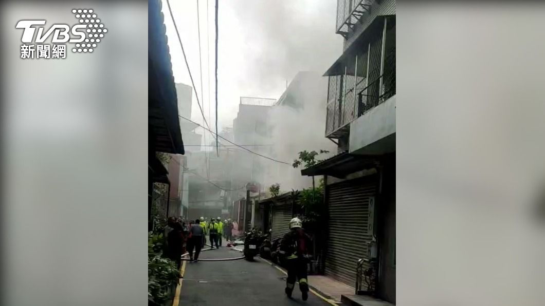 淡水老街旁住宅火警!濃煙狂竄 老夫妻搶救後仍喪命