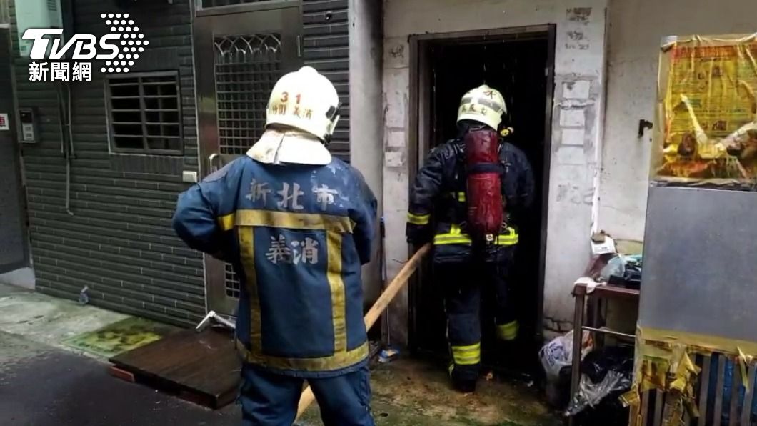 警消破門入內救出一對夫妻皆搶救不治。(圖/TVBS)