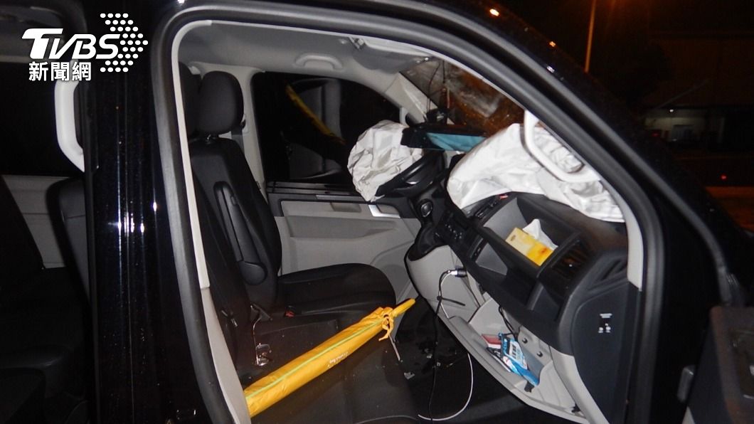 陳男酒駕車自撞護欄，車頭全毀、安全氣囊也炸開。（圖／警方提供）