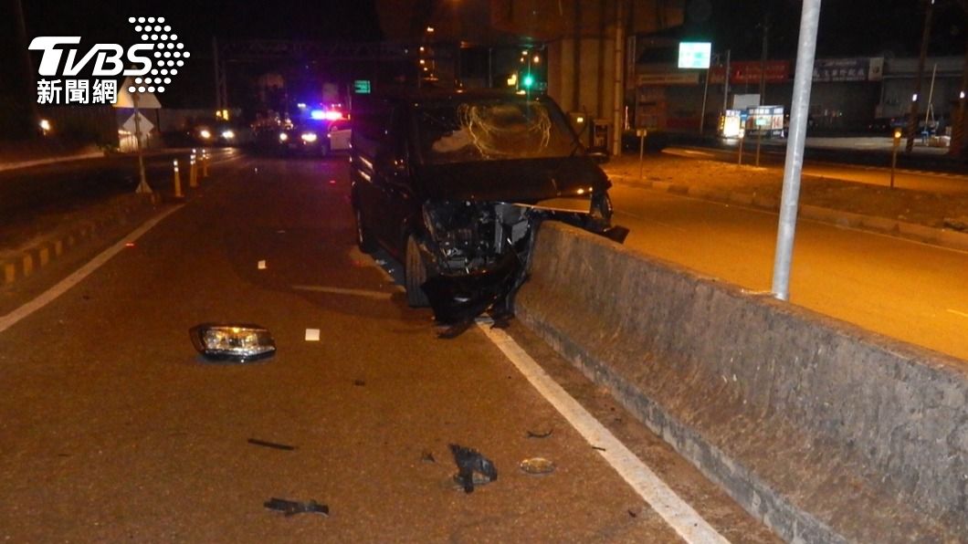 陳男酒駕車自撞護欄，車頭全毀，送醫後宣告不治。（圖／警方提供）