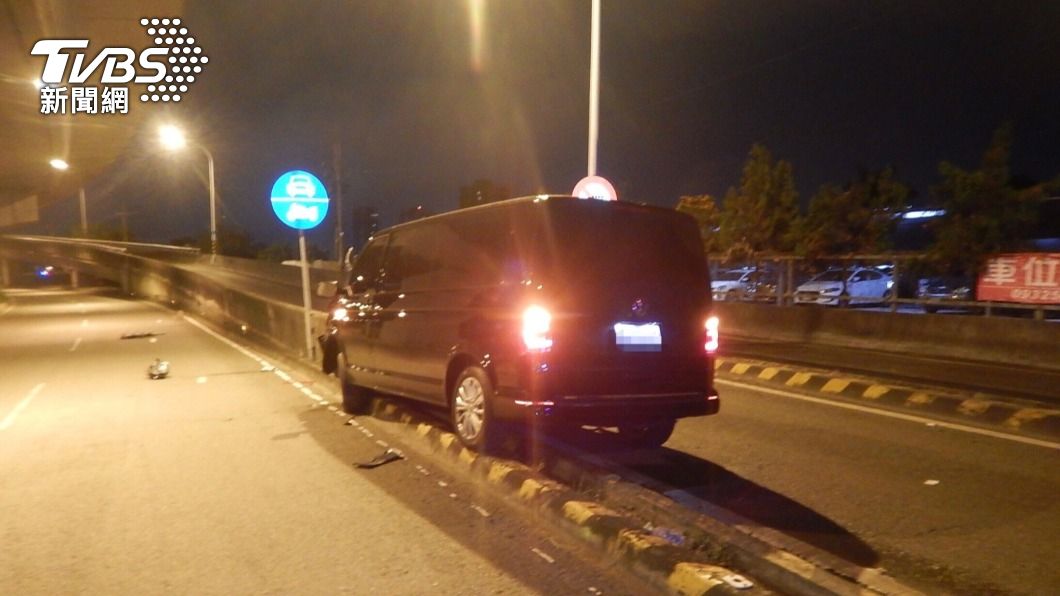 陳男酒駕車自撞護欄，車頭全毀，送醫後宣告不治。（圖／警方提供）