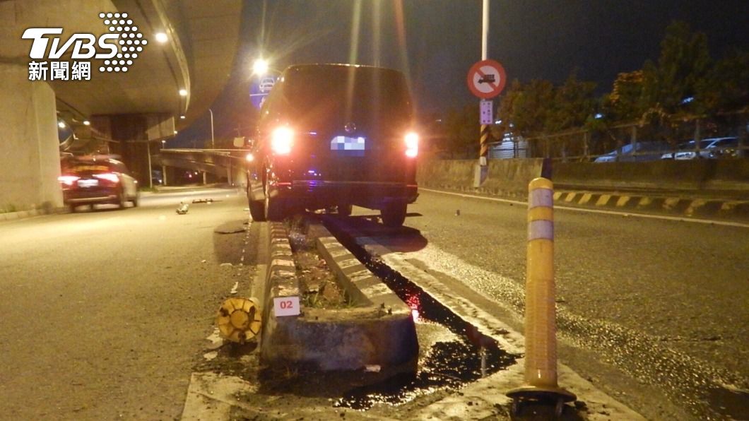 陳男酒駕車自撞護欄，車頭全毀，送醫後宣告不治。（圖／警方提供）