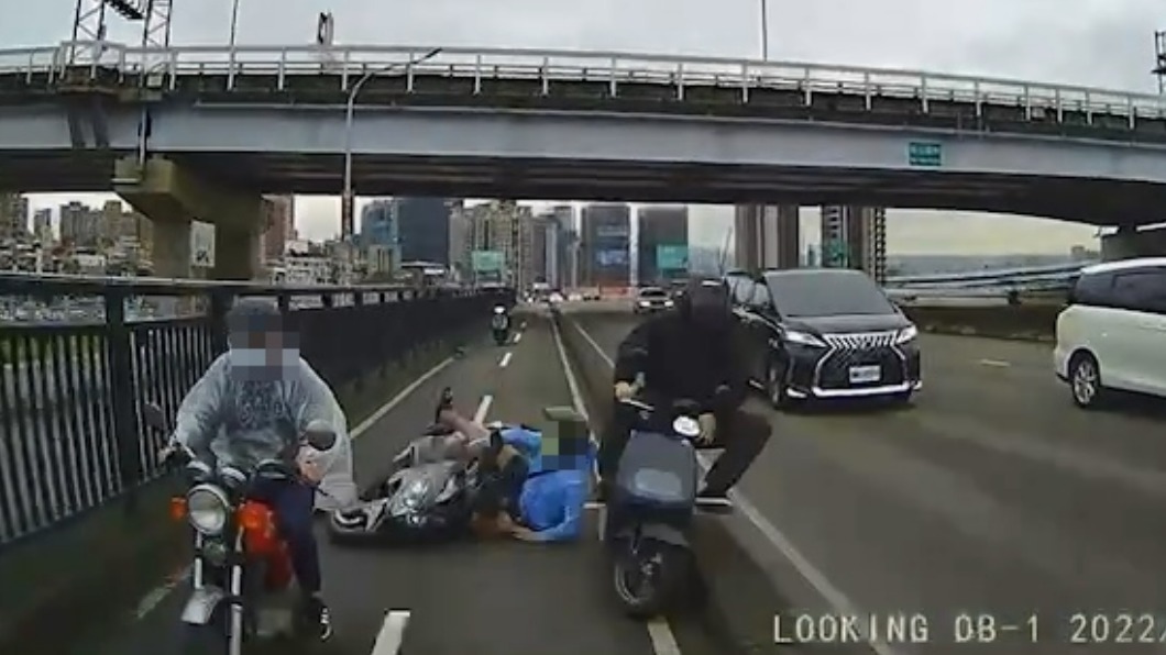 驚險畫面曝!想超車變擦撞 騎士摔華江橋險遭輾過