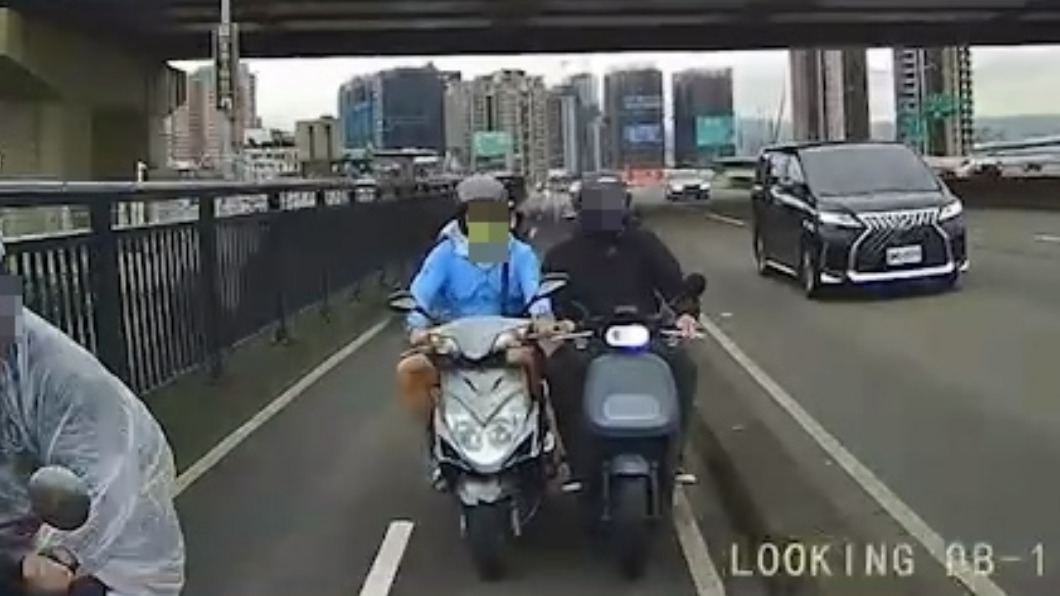 藍衣騎士變換車道疑似未注意後方來車。（圖／Facebook我是板橋人）