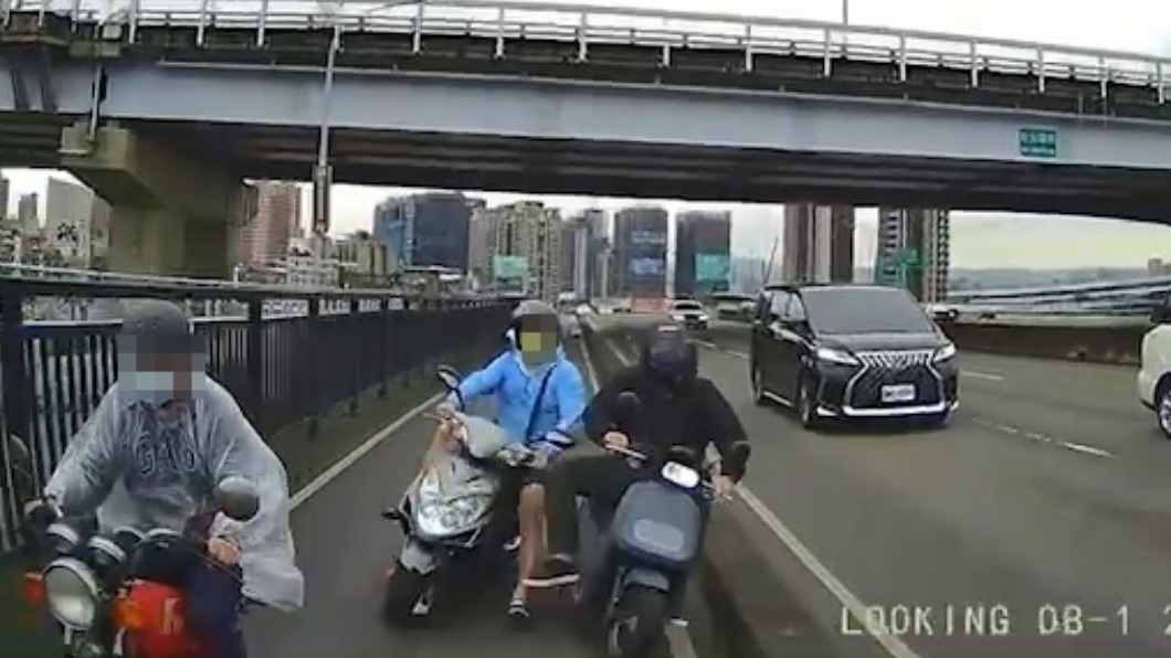 2車碰撞慘摔。（圖／Facebook我是板橋人）