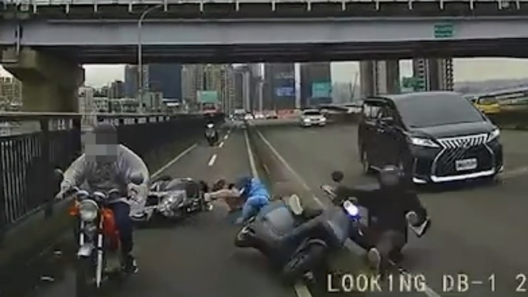 黑衣騎士摔到汽車道。（圖／Facebook我是板橋人）