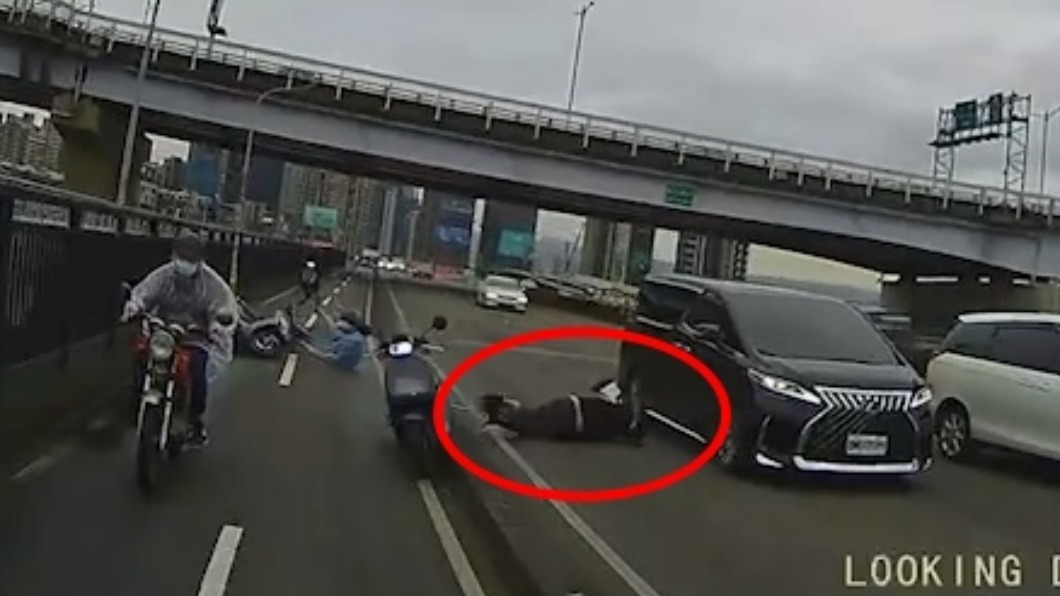 黑衣騎士差點被車輪輾過。（圖／Facebook我是板橋人）