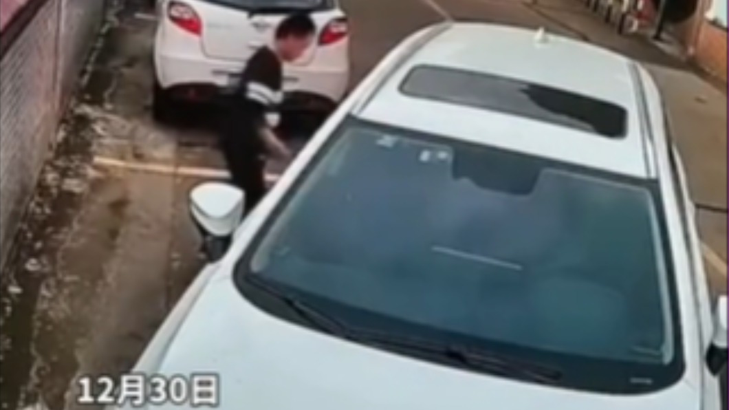 高手在人間!路邊停車失敗 怪力男挽袖「徒手拽進車格」