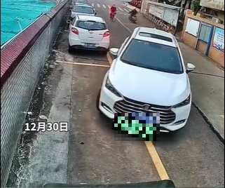 駕駛打算路邊停車卻失敗。（圖／翻攝自微博）