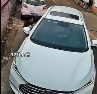 男子看四下無人，直接用蠻力把車子拽進車格內。（圖／翻攝自微博）