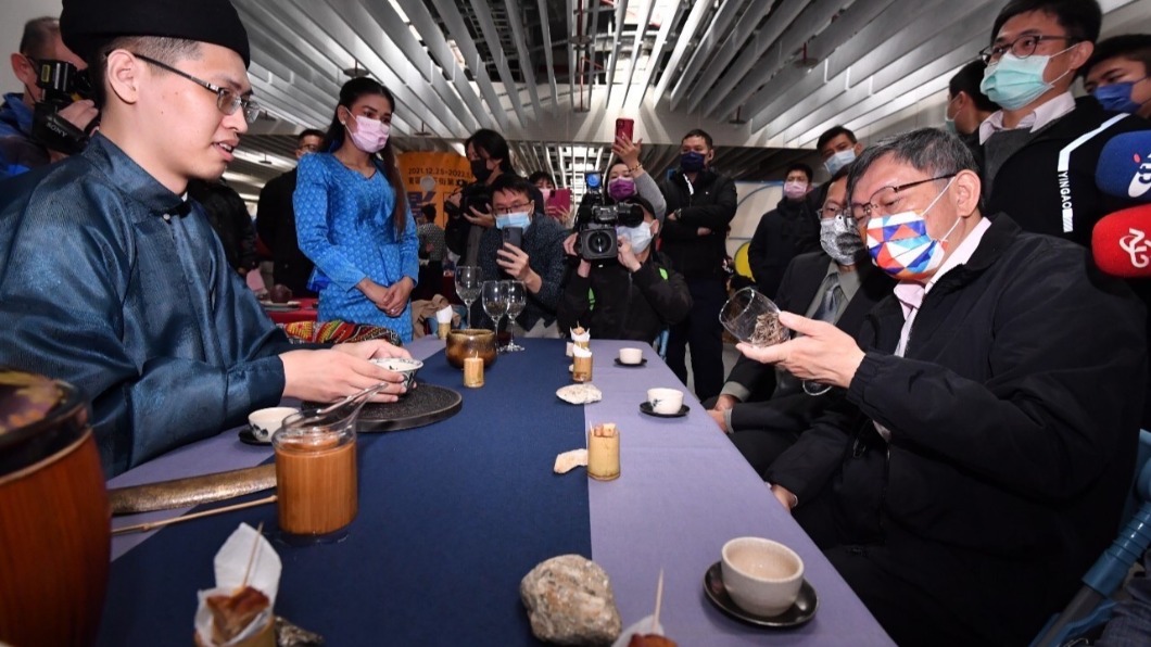 柯文哲說，昨天中央突然說開放，結果北市系統15分鐘湧入2.3萬人，是一窩蜂，如果純粹專業考量、他來決定的話，他一定決定第3劑機場、旅館、醫院都先打。（圖／台北市政府提供）