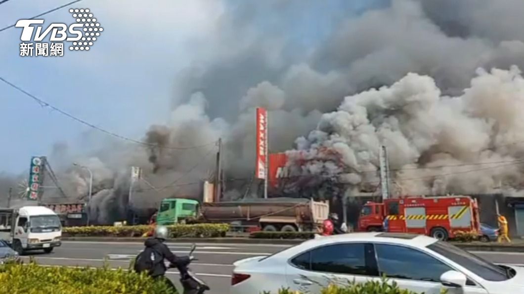 疑洗車誤觸瓦斯爆炸！屏東車廠陷火海　1男50％灼傷