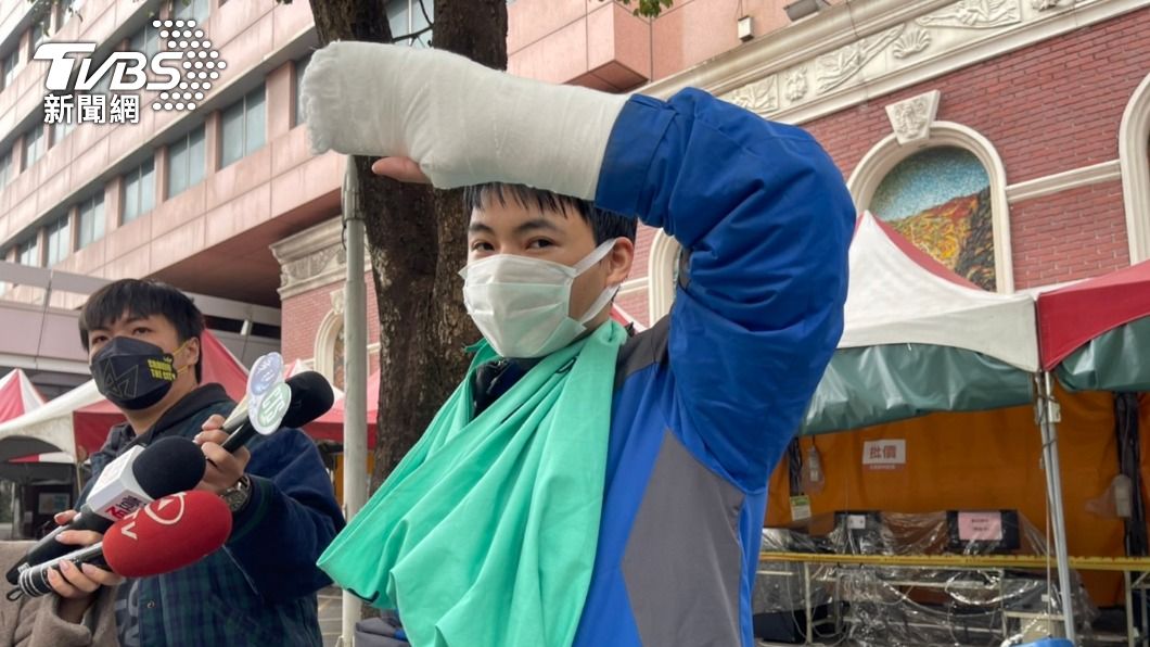 陳男說為了避免對方攻擊眼睛才舉手阻擋，沒想到傷及左手。（圖／TVBS）