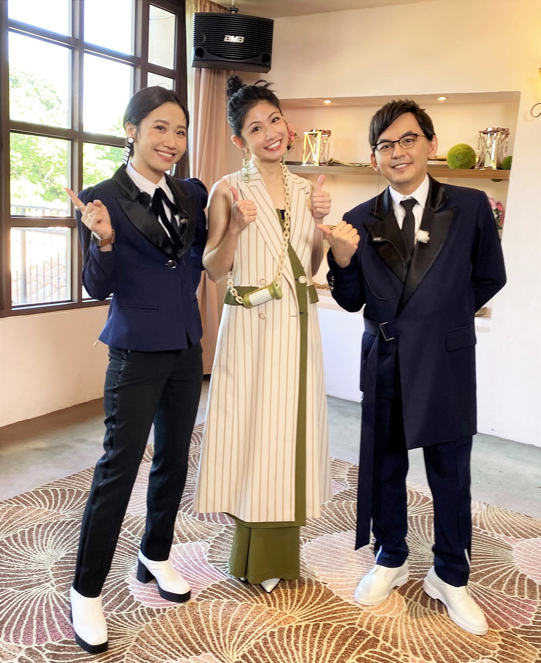 李千那喬裝成工作人員時,竟一眼被新人認出。(圖/東森提供)