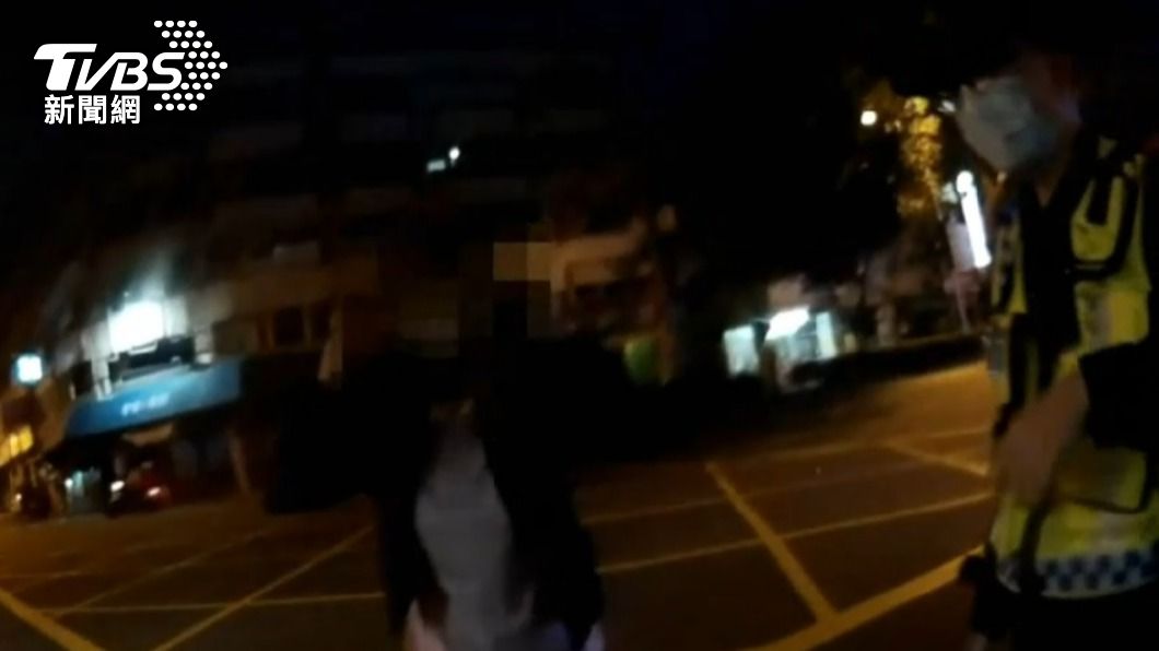徐妻趕到現場將酒醉的丈夫接回。(圖/警方提供)