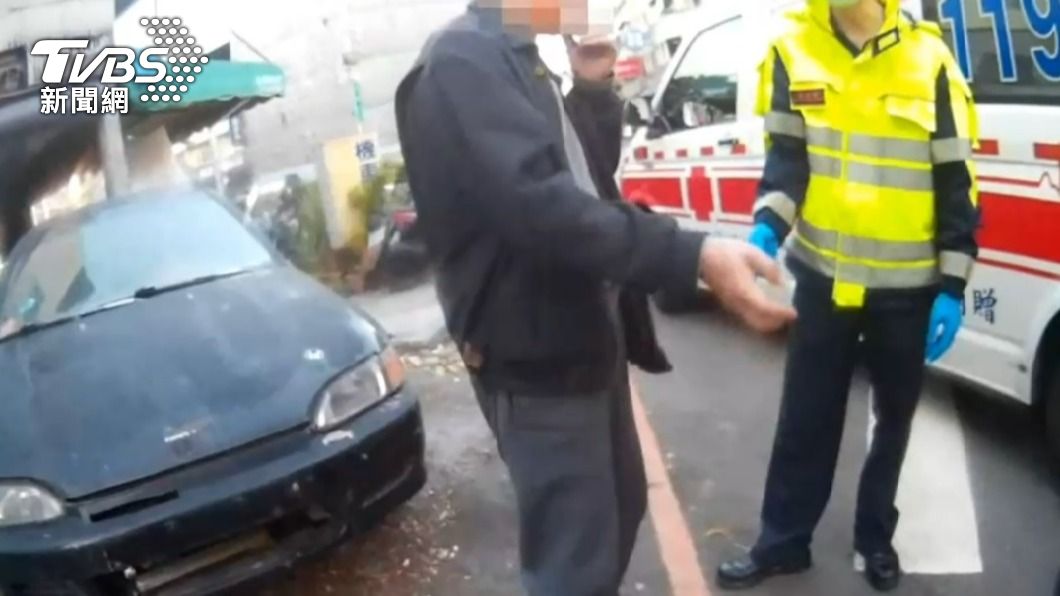 警方耐心陪伴酒醉的徐男。(圖/警方提供)