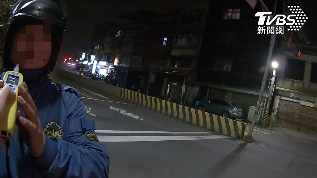 騎士因為停紅燈抽菸被警方抓酒駕。(圖/TVBS)