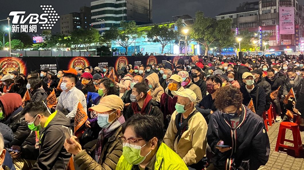 林昶佐今晚在龍山寺外辦晚會,現場湧入超過3000人。(圖/TVBS)