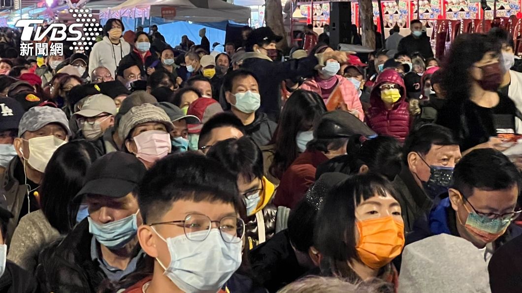 林昶佐罷免案明天投票,林昶佐今晚在萬華舉辦反罷免晚會,現場湧入爆滿民眾。(圖/TVBS)