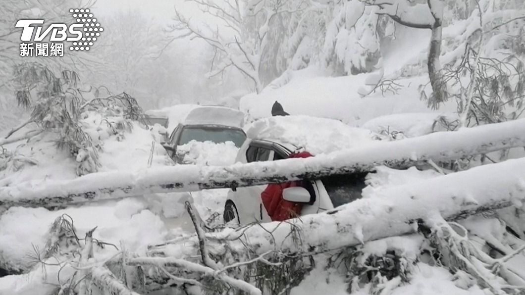 追雪釀悲劇！巴基斯坦上千車輛受困　至少21遊客斷魂