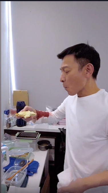 劉德華右手衣袖出現一大片血跡。(圖/翻攝自劉德華抖音)