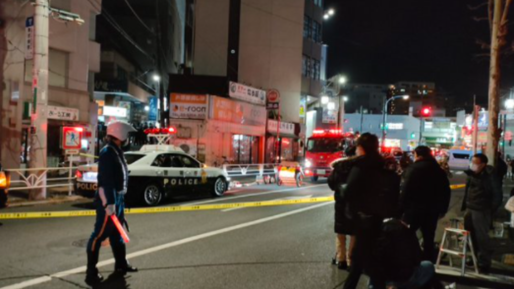 男子挾持燒肉店店長，日本警方派出大批警力。（圖／翻攝自@trh200v1tr推特）