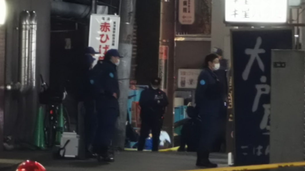 警方與男子溝通三小時未果,扔閃光彈攻堅。(圖/翻攝自@chuanlijing推特)