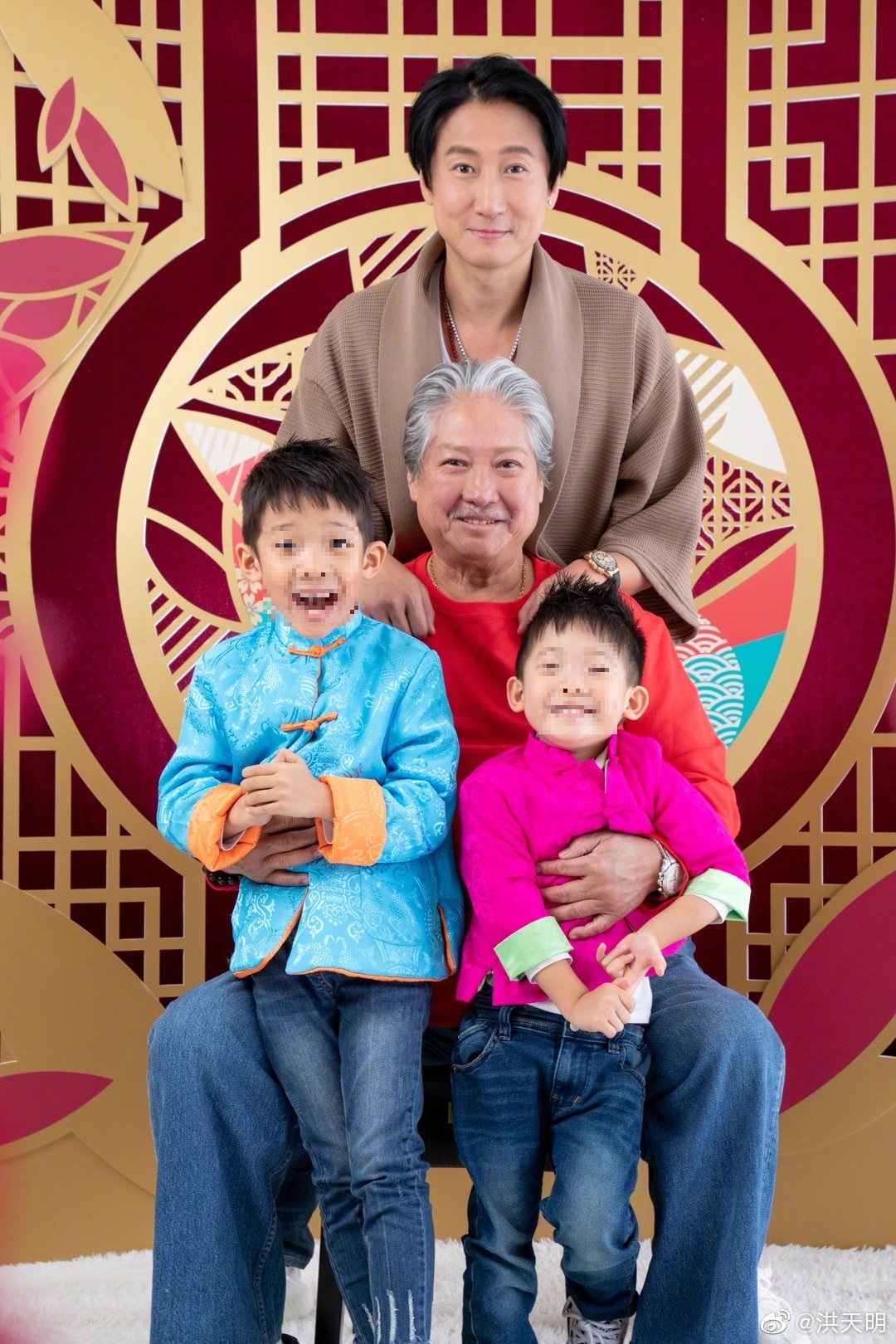 洪金寶三代同堂。(圖/翻攝自洪天明微博)