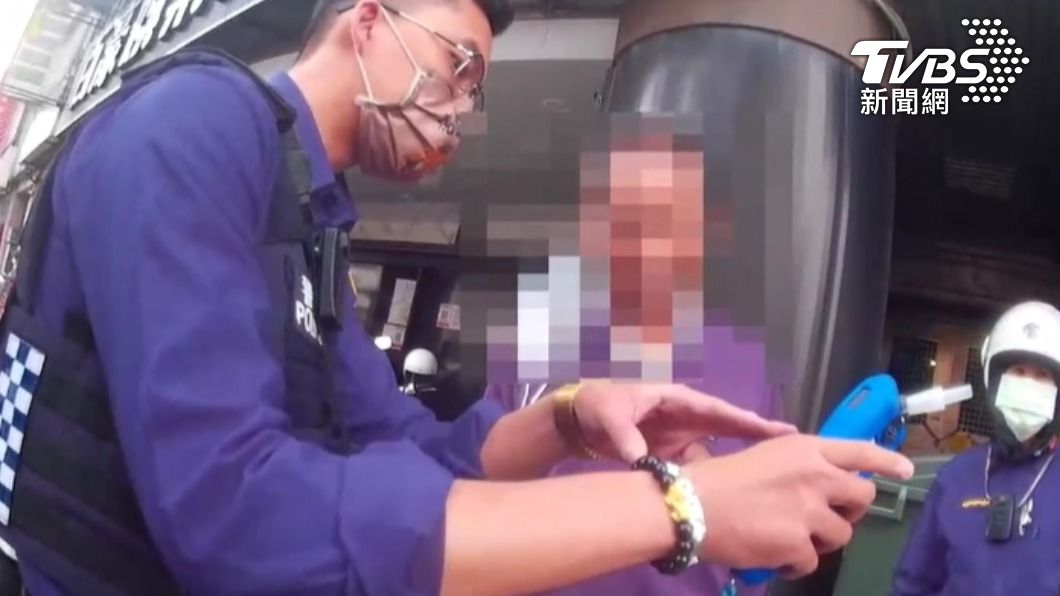 醉男大白天邊開邊喝!副駕還放2手 誇張藉口讓警傻眼