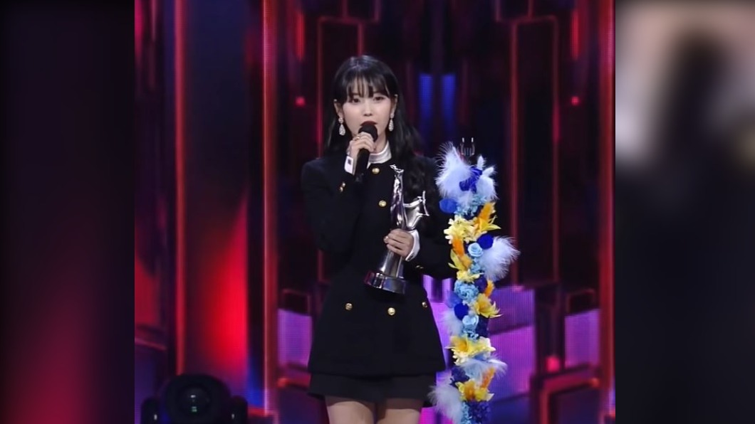 女神萌 IU「致詞一半忘拿大賞獎座」領獎忘下台「罰站」