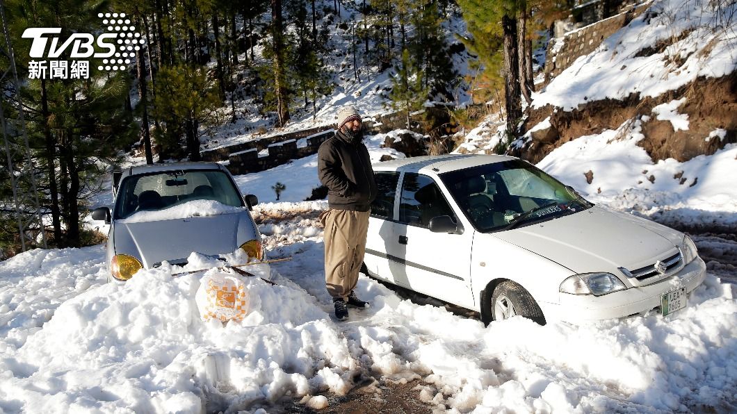 上千車追雪受困　巴基斯坦避暑勝地22遊客失溫喪命